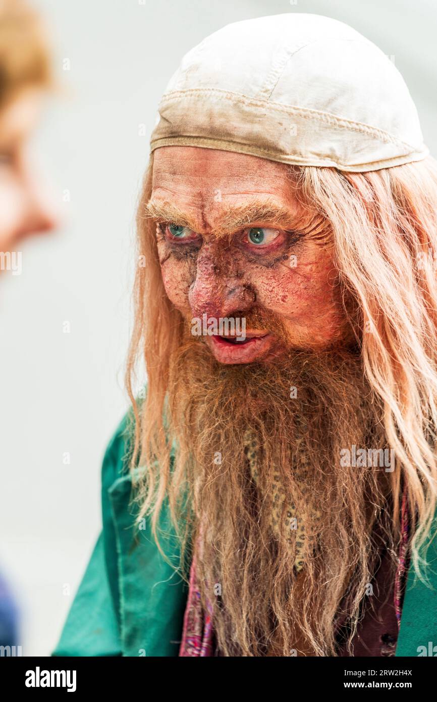 Foto ravvicinata del viso di un uomo creato per assomigliare al personaggio ebraico Fagin del libro di Charles Dickens "Oliver Twist". Broadstairs Dickens Festival. Foto Stock