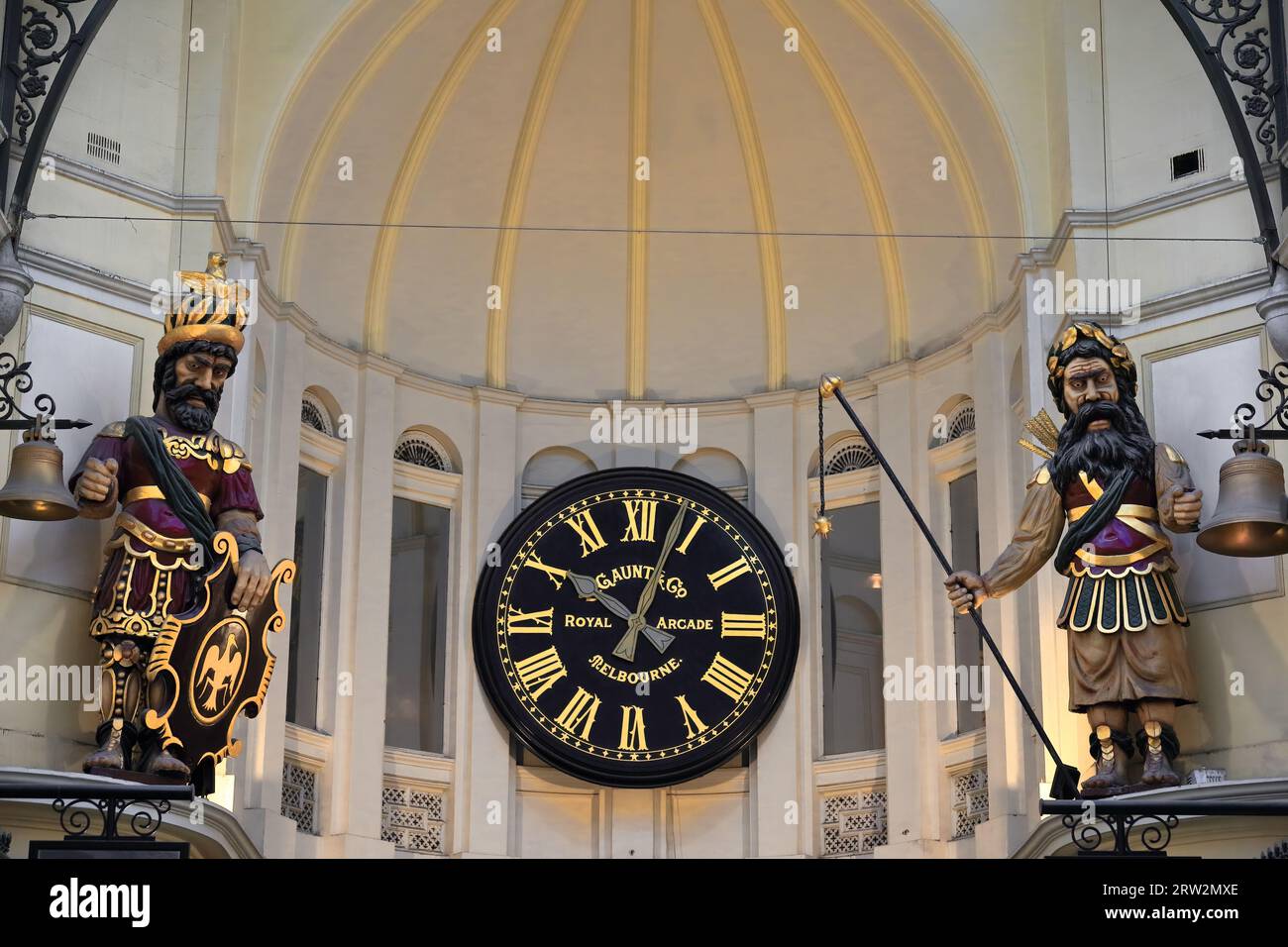 934 Gog e Magog automata e l'orologio di Gaunt nella Royal Arcade, la più antica galleria commerciale d'Australia. Melbourne. Foto Stock
