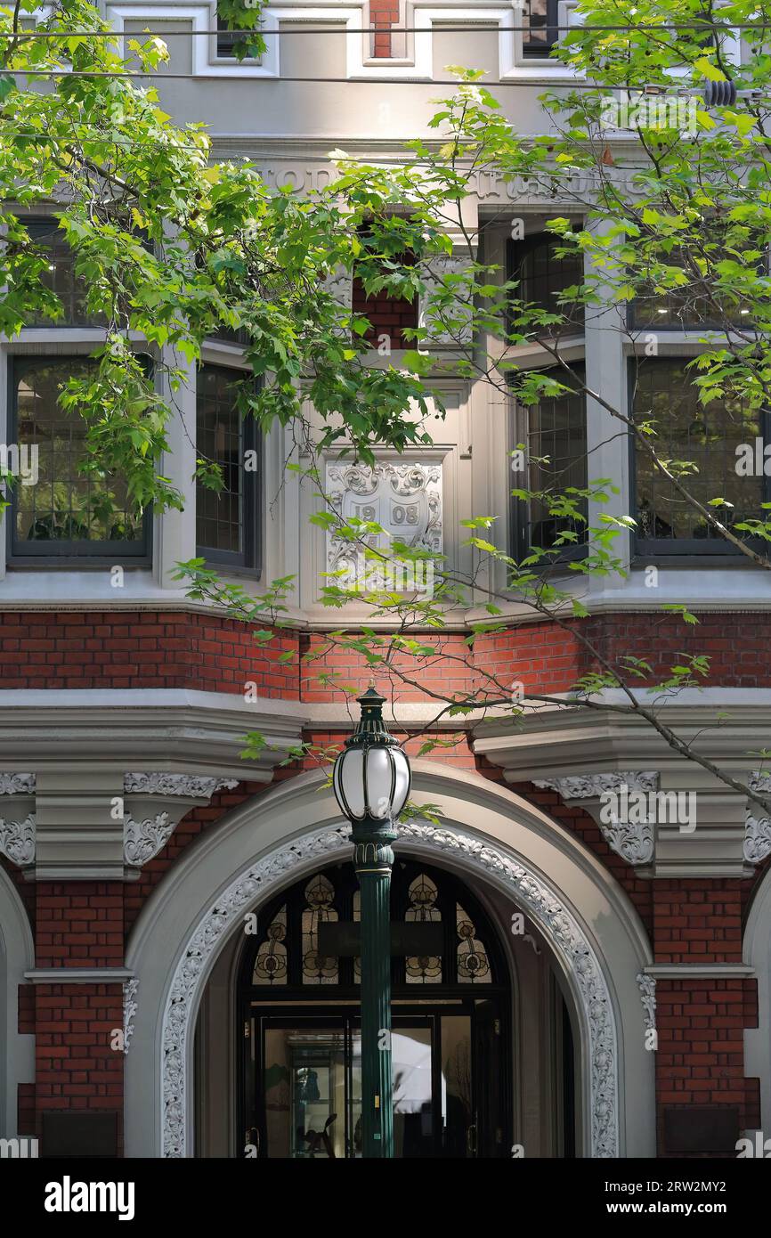 942 porta ad arco rotondo, mattoni rossi e finestre in oriel di cemento, edificio storico del 1908 d.C., Collins Street. Melbourne-Australia. Foto Stock