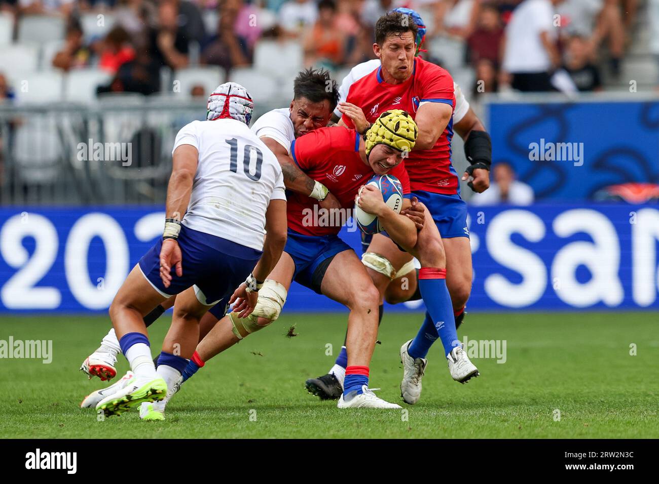 Bordeaux, Francia. 16 settembre 2023. BORDEAUX, FRANCIA - 16 SETTEMBRE: Matias Garafulic del Cile affronta Ulupano Junior Seuteni di Samao durante la partita di Coppa del mondo di rugby 2023 tra Samoa e Cile allo Stade de Bordeaux il 16 settembre 2023 a Bordeaux, Francia. (Foto di Hans van der Valk/Orange Pictures) credito: Orange Pics BV/Alamy Live News Foto Stock