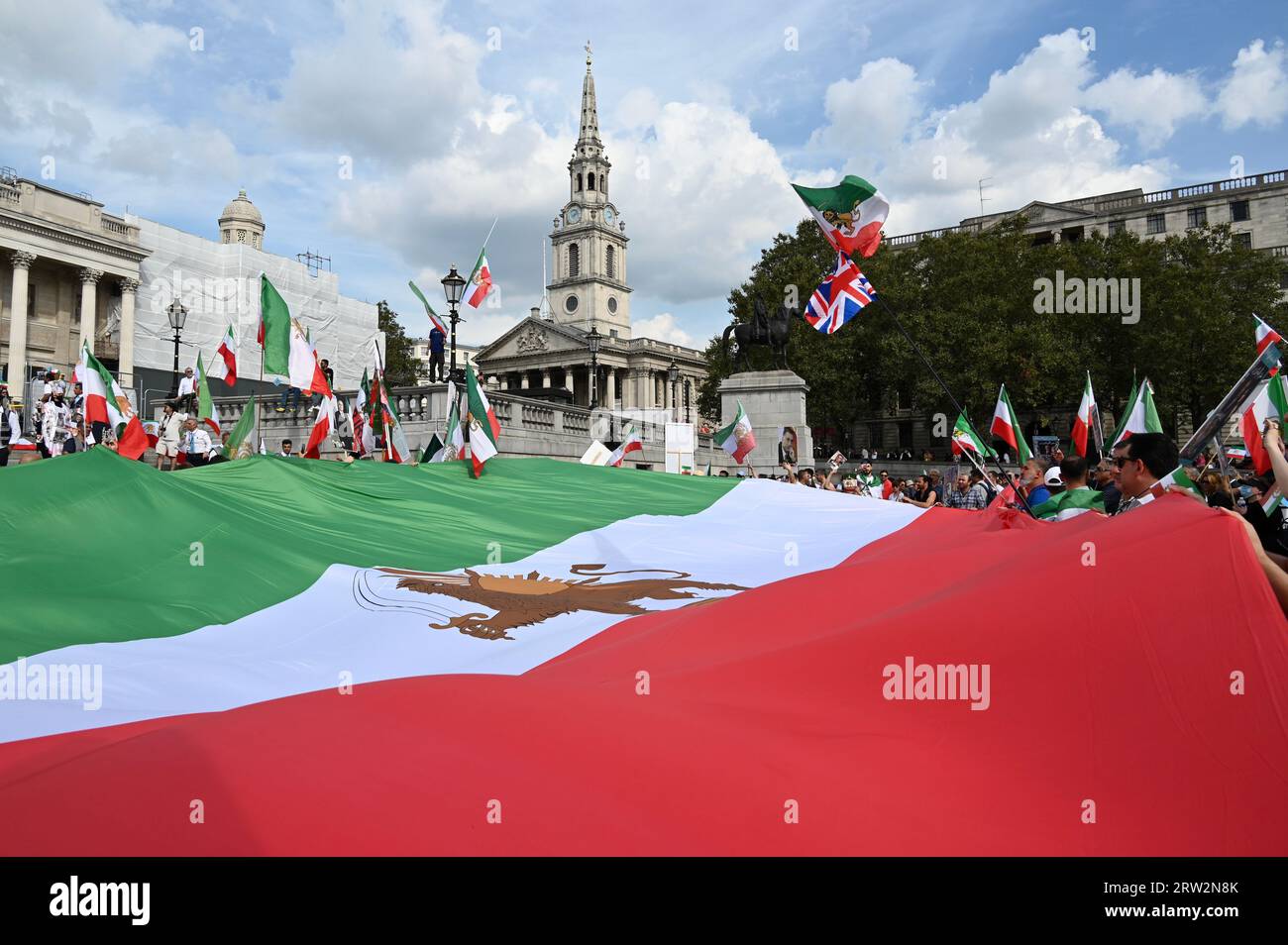 Londra, Regno Unito. Raduno per celebrare il primo anniversario della ventiduenne donna curda Mahsa Amini, morta mentre era sotto la custodia della polizia della moralità iraniana per aver violato il loro rigoroso codice di abbigliamento. Molti manifestanti hanno anche chiesto la caduta dei Mullah e il ritorno della famiglia reale iraniana in esilio. Trafalgar Square, Westminster. Crediti: michael melia/Alamy Live News Foto Stock