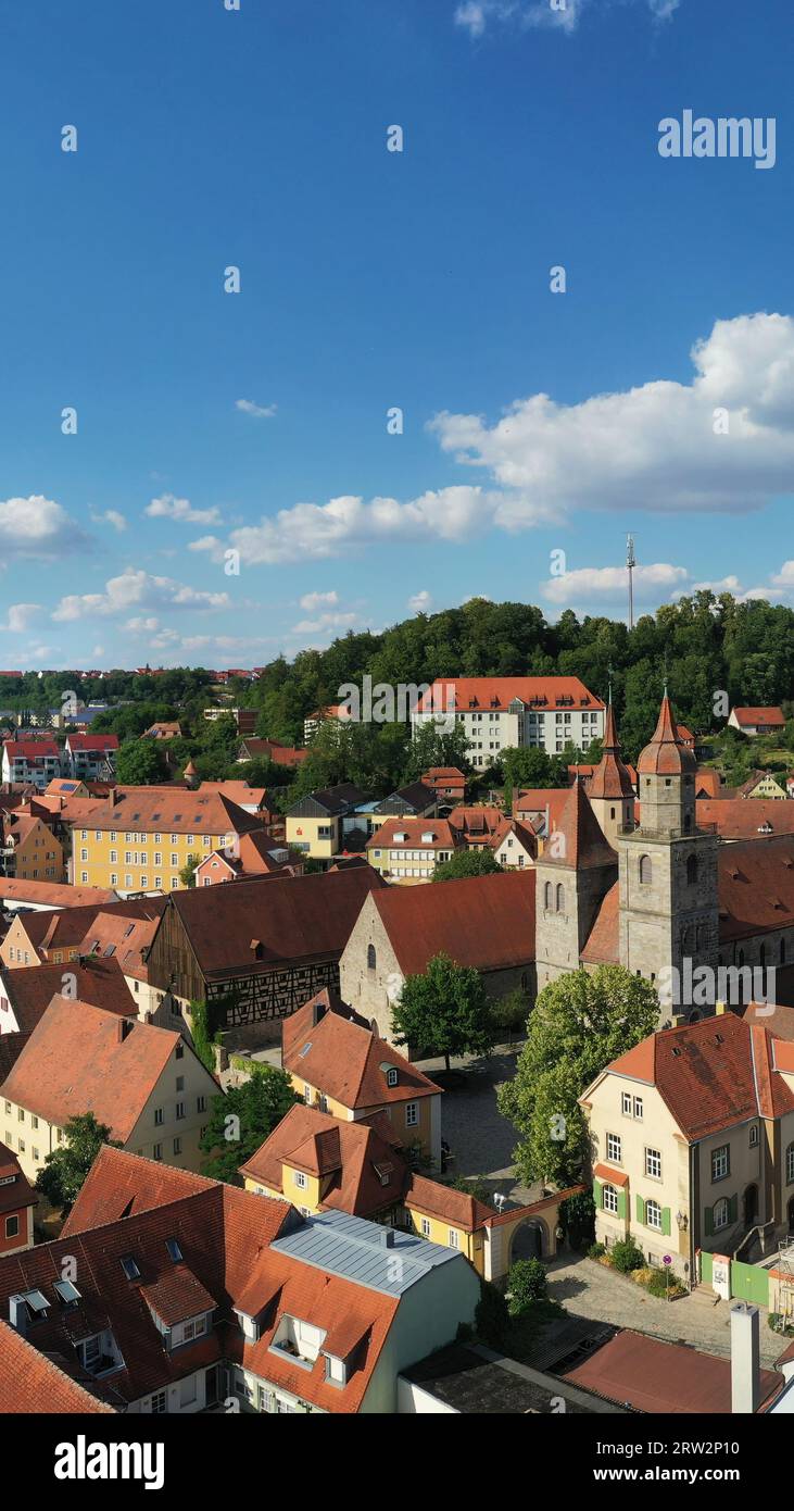 Vista aerea di Feuchtwangen con vista sul centro storico della città vecchia. Feuchtwangen, Franconia, Baviera, Germania. Foto Stock
