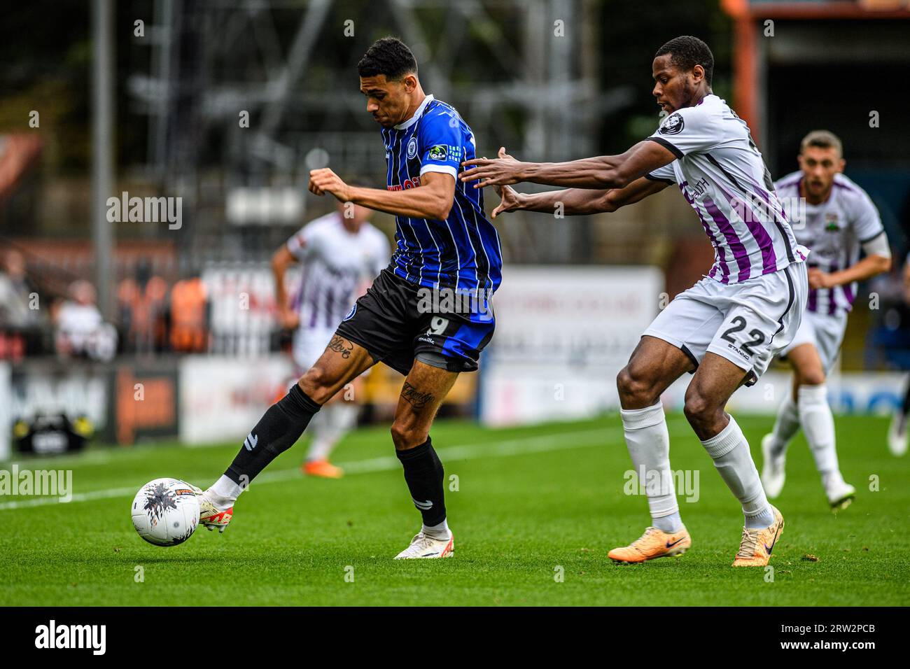 Rochdale, Regno Unito. 16 settembre 2023. L'Adebola Oluwo di Barnet affronta Kairo Mitchell di Rochdale durante la partita della Vanarama National League tra Rochdale e Barnet allo Spotland Stadium di Rochdale, sabato 16 settembre 2023. (Foto: Ian Charles | mi News) crediti: MI News & Sport /Alamy Live News Foto Stock