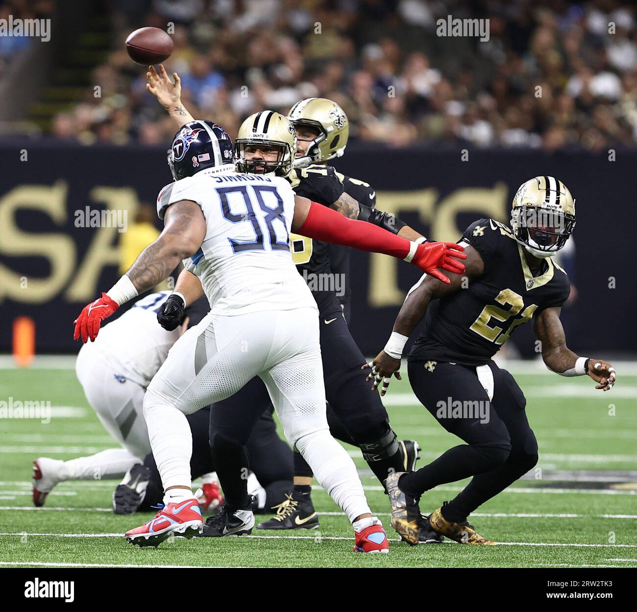 New Orleans, USA. 10 settembre 2023. Il quarterback dei New Orleans Saints Derek Carr (4) tentò un passaggio mentre il defensive tackle dei Tennessee Titans Jeffrey Simmons (98) tentò di correre il passante durante una partita della National Football League al Caesars Superdome di New Orleans, Louisiana, domenica 10 settembre 2023. (Foto di Peter G. Forest/Sipa USA) credito: SIPA USA/Alamy Live News Foto Stock
