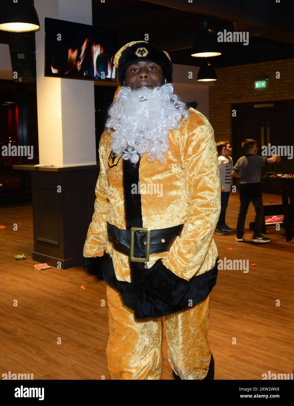 Il calciatore dei Wolverhampton Wanderers, Bright Enobakhare, vestito da Babbo Natale per la festa di natale 2017 Foto Stock