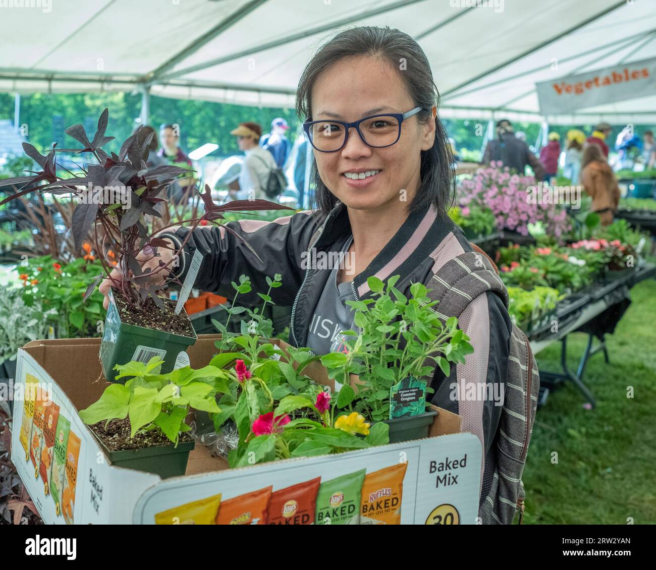 Persone che fanno acquisti al mercato agricolo primaverile al progetto Community Harvest di North Grafton, Massachusetts Foto Stock