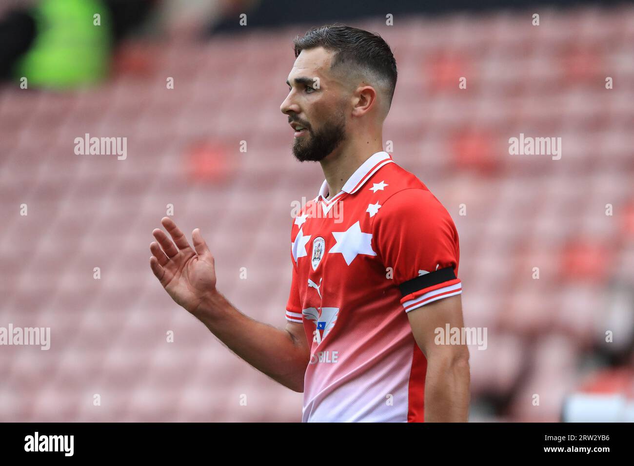 Adam Phillips n. 30 di Barnsley durante il match di Sky Bet League 1 Barnsley vs Burton Albion a Oakwell, Barnsley, Regno Unito, 16 settembre 2023 (foto di Alfie Cosgrove/News Images) Foto Stock