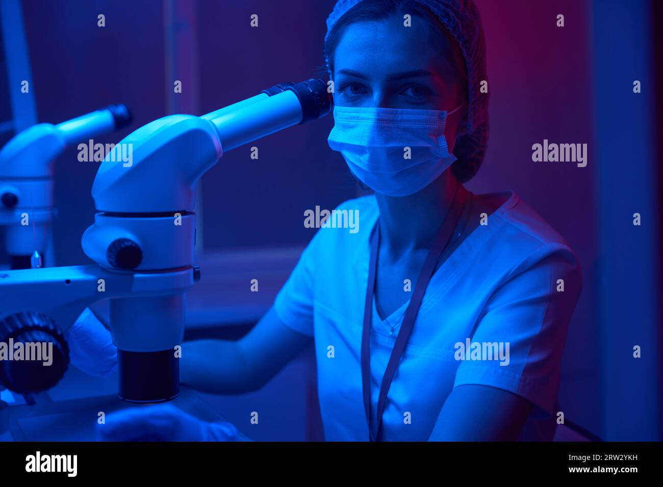 Giovane assistente di laboratorio sul posto di lavoro a cryolab Foto Stock