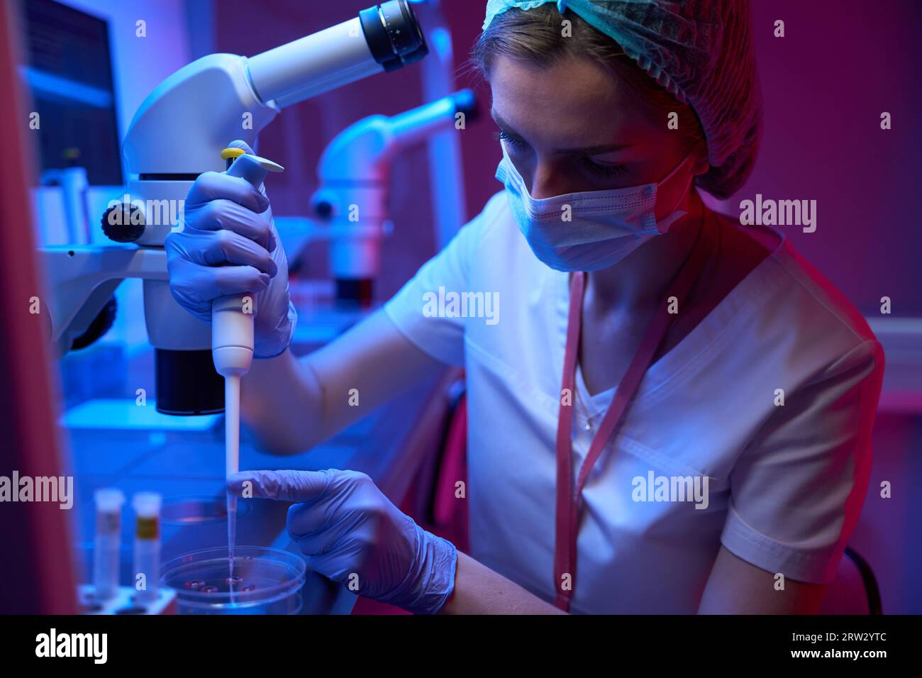 Embryologist in un criolab lavora con un biomateriale Foto Stock