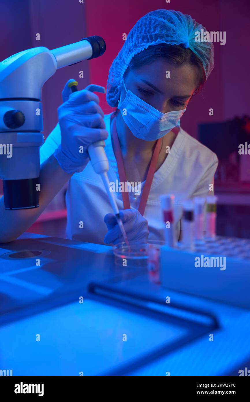 Dipendente di un moderno laboratorio criogenico lavora con biomateriali Foto Stock