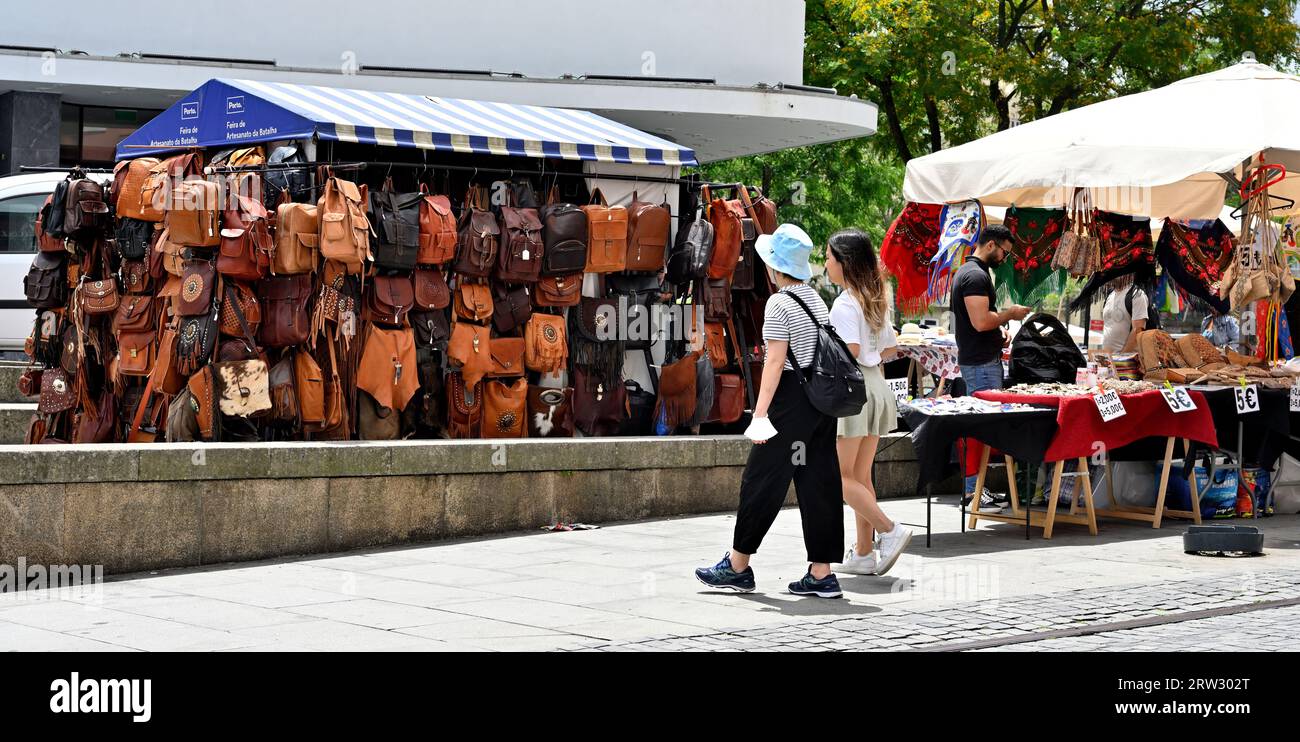 Borse in pelle, borse, zaini, borse a mano, borse in vendita presso Street Market by, Porto, Portogallo Foto Stock