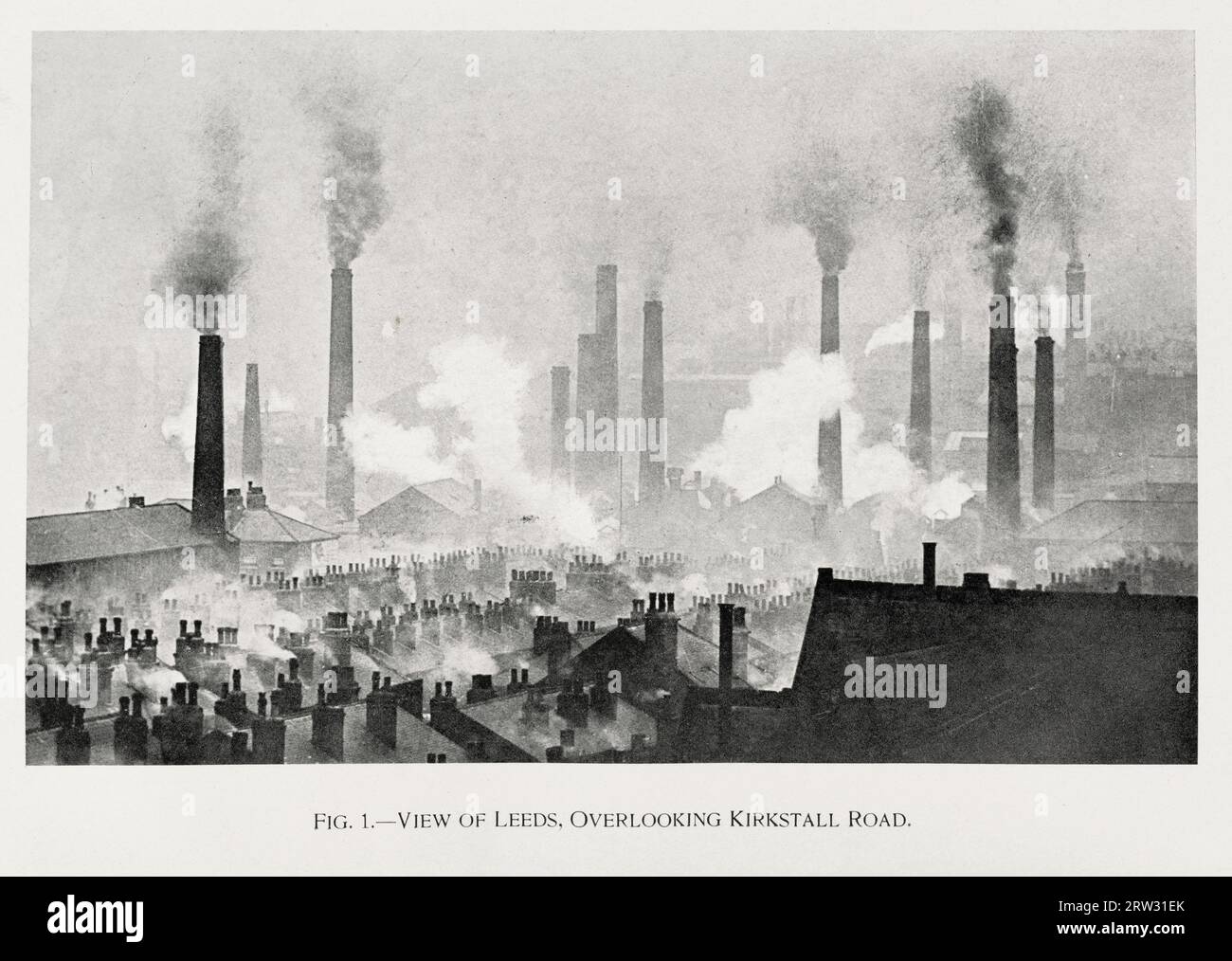 Vista di Leeds, Inghilterra, vista su Kirkstall Road, camini fumanti, inquinamento atmosferico all'inizio del XX secolo Foto Stock