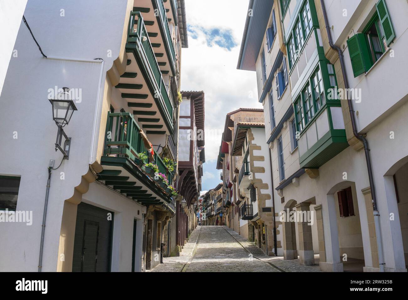 Strade colorate e belle della città di hondarribia, situata nei Paesi baschi, in spagna. Foto Stock