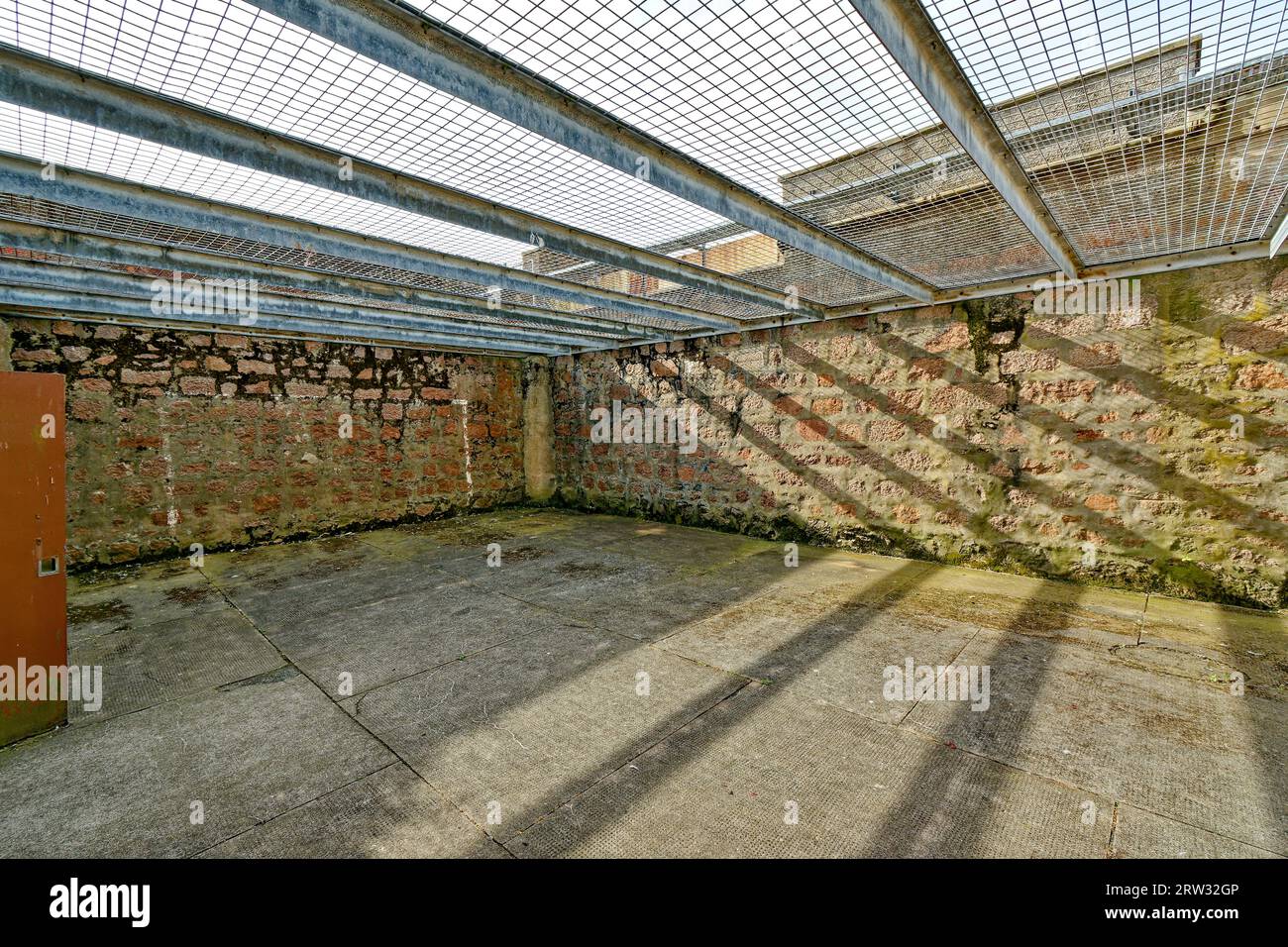 Peterhead Prison Museum, Aberdeenshire Scotland Outdoors, cortile coperto in rete metallica Foto Stock