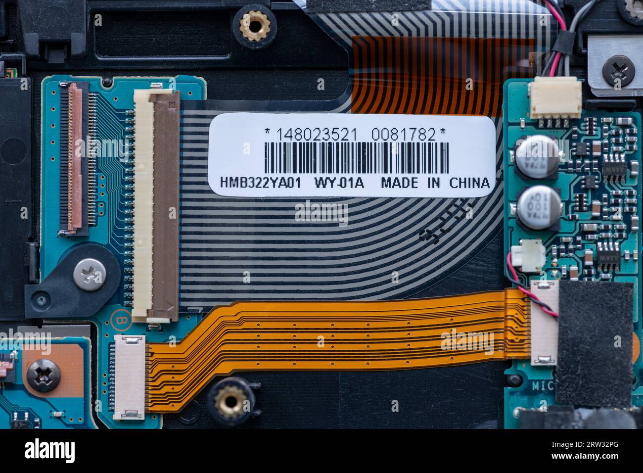 Londra. UK- 09.13.2023. L'interno di un dispositivo elettronico con un'etichetta Made in China. Foto Stock