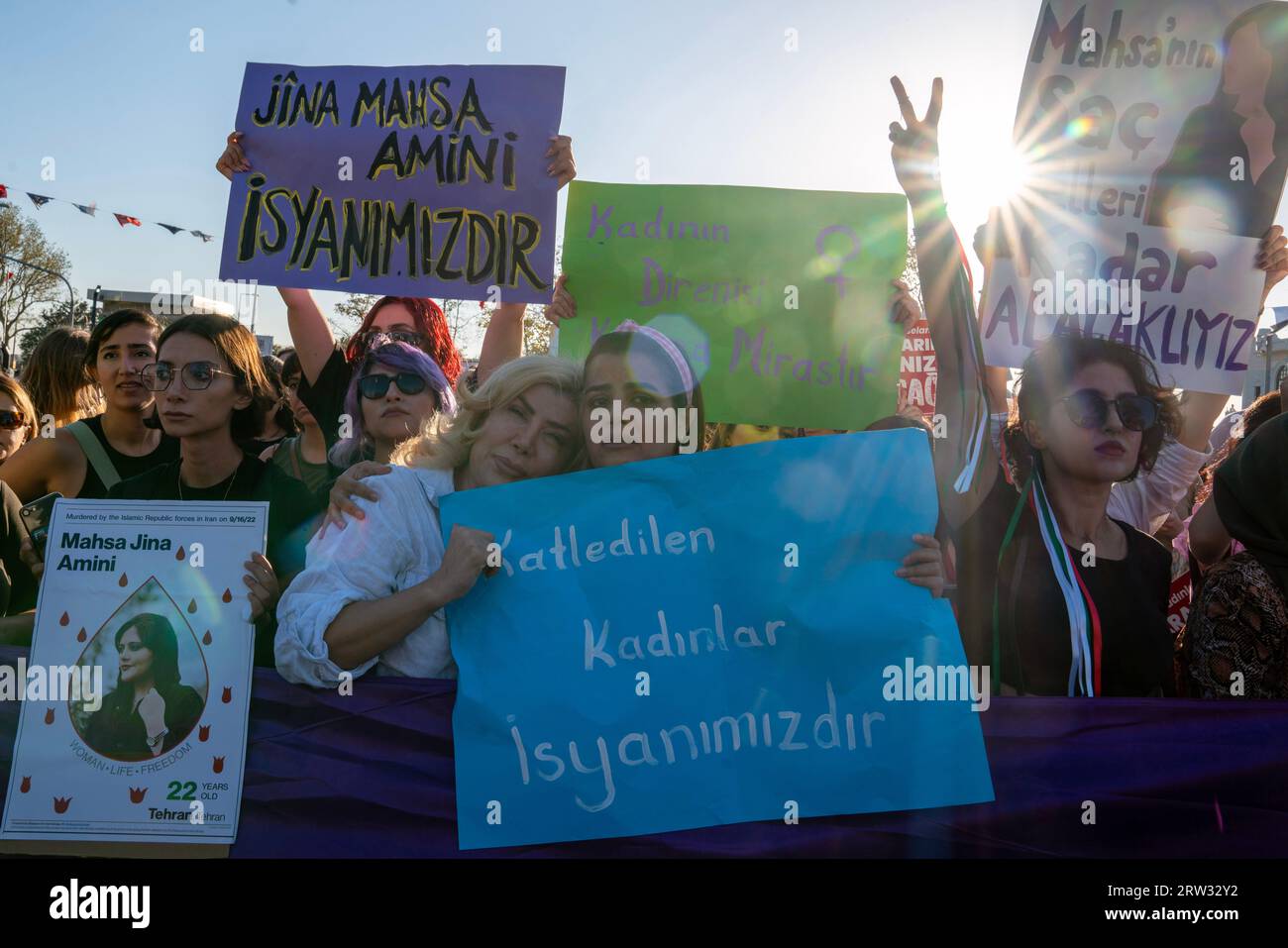 Kadikoy, Istanbul, Turchia. 16 settembre 2023. Le donne reagiscono al raduno tenutosi a Istanbul nell'anniversario della morte di Mahsa Amini. Mahsa Amini è stata arrestata il 13 settembre 2022 dalla polizia della moralità, che ha supervisionato l'attuazione delle regole di velatura, sulla base del fatto che il suo velo non era conforme alle regole. Mahsa Amini cadde in coma e morì mentre era in custodia a Teheran, in Iran, il 16 settembre 2022. (Immagine di credito: © tolga Uluturk/ZUMA Press Wire) SOLO USO EDITORIALE! Non per USO commerciale! Foto Stock