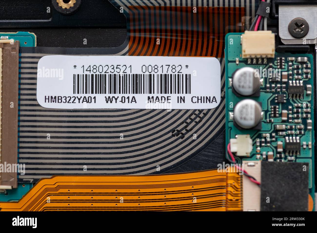 Londra. UK- 09.13.2023. L'interno di un dispositivo elettronico con un'etichetta Made in China. Foto Stock