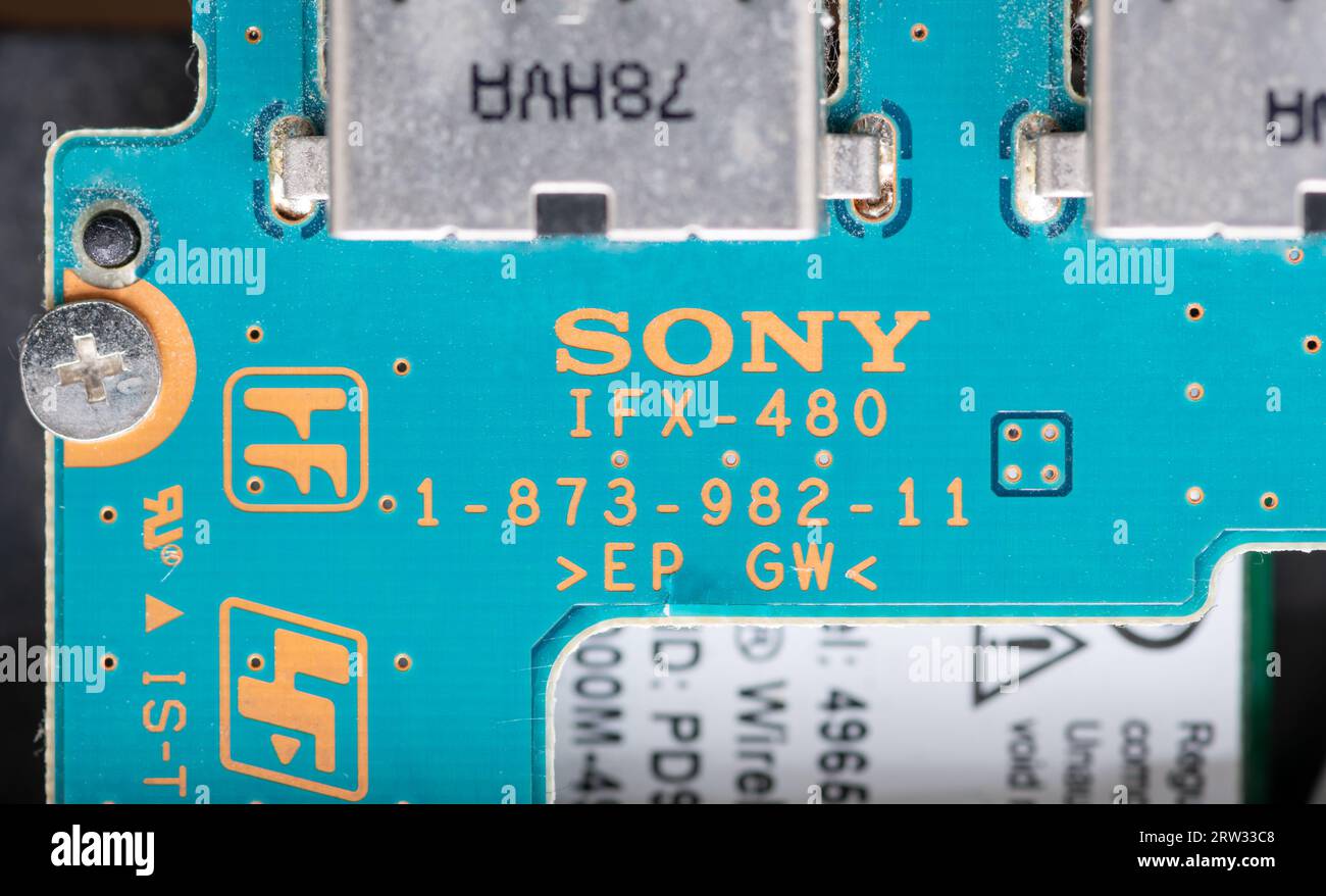 Londra. UK- 09.13.2023. L'interno di un dispositivo elettronico realizzato dall'azienda tecnologica giapponese Sony. Foto Stock