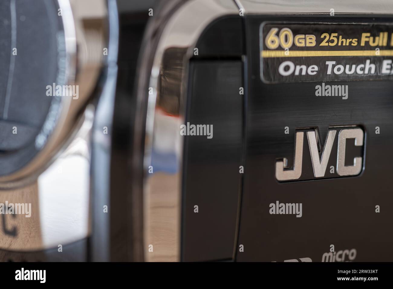 Londra. UK- 09.13.2023. Il nome il segno e il logo della società tecnologica giapponese JVC su uno dei suoi prodotti. Foto Stock