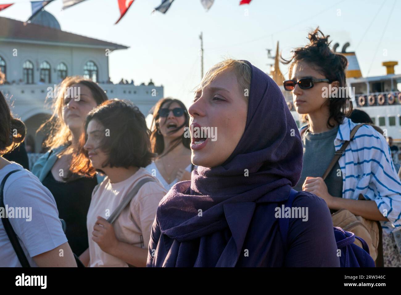 Kadikoy, Istanbul, Turchia. 16 settembre 2023. Una donna grida slogan a una manifestazione tenutasi a Istanbul nell'anniversario della morte di Mahsa Amini. Mahsa Amini è stata arrestata il 13 settembre 2022 dalla polizia della moralità, che ha supervisionato l'attuazione delle regole di velatura, sulla base del fatto che il suo velo non era conforme alle regole. Mahsa Amini cadde in coma e morì mentre era in custodia a Teheran, in Iran, il 16 settembre 2022. (Immagine di credito: © tolga Uluturk/ZUMA Press Wire) SOLO USO EDITORIALE! Non per USO commerciale! Foto Stock