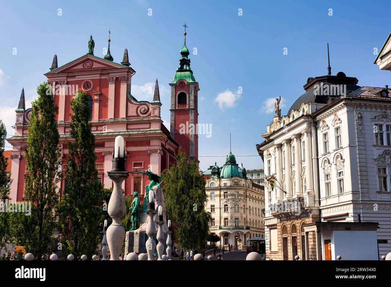 Lubiana, Slovenia - 18 luglio 2022: Vista del centro storico con il Cerkev Marijinega oznanjenja in inglese Chiesa francescana di Lubiana, SL Foto Stock