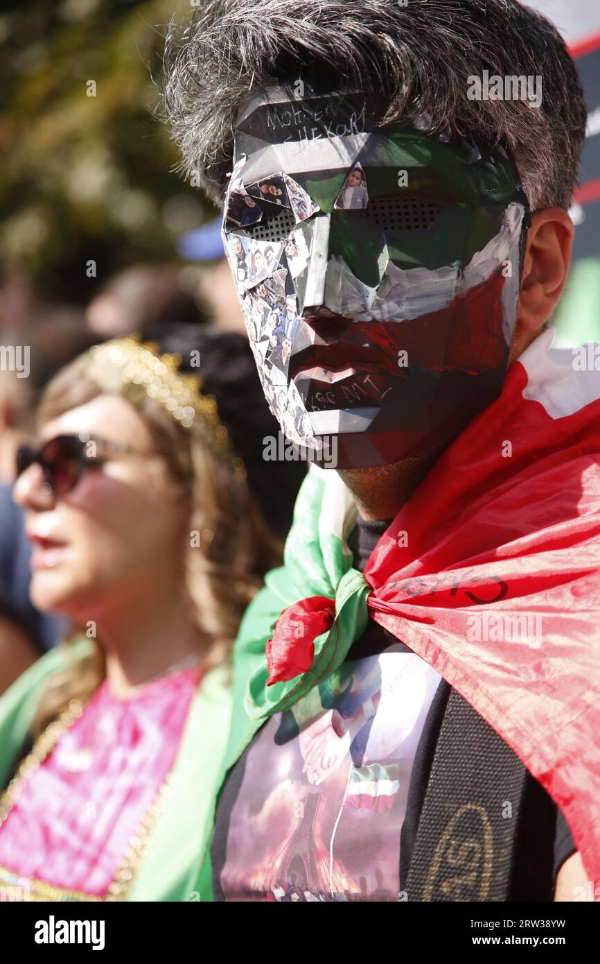 Proteste contro il regime in Iran Londra 16 settembre 2023 un anno dopo che le proteste a livello nazionale sono iniziate in Iran a seguito della morte in custodia della ventiduenne Jina Mahsa Amini, i manifestanti marciano dall'ambasciata della Repubblica iraniana a Londra per una manifestazione a Trafalgar Square. Crediti: Alamy/Roland Ravenhill Foto Stock