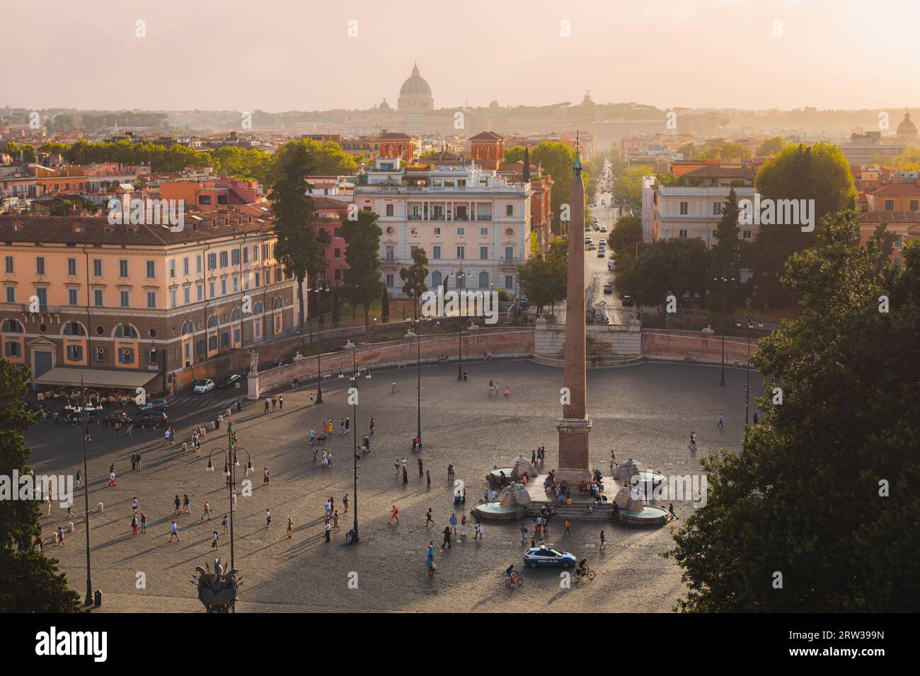 Roma, Italia - 28 agosto 2023: Vista del tramonto dorato dalla Terrazza del Pincio sulla famosa piazza del popolo con il suo Egitto Foto Stock