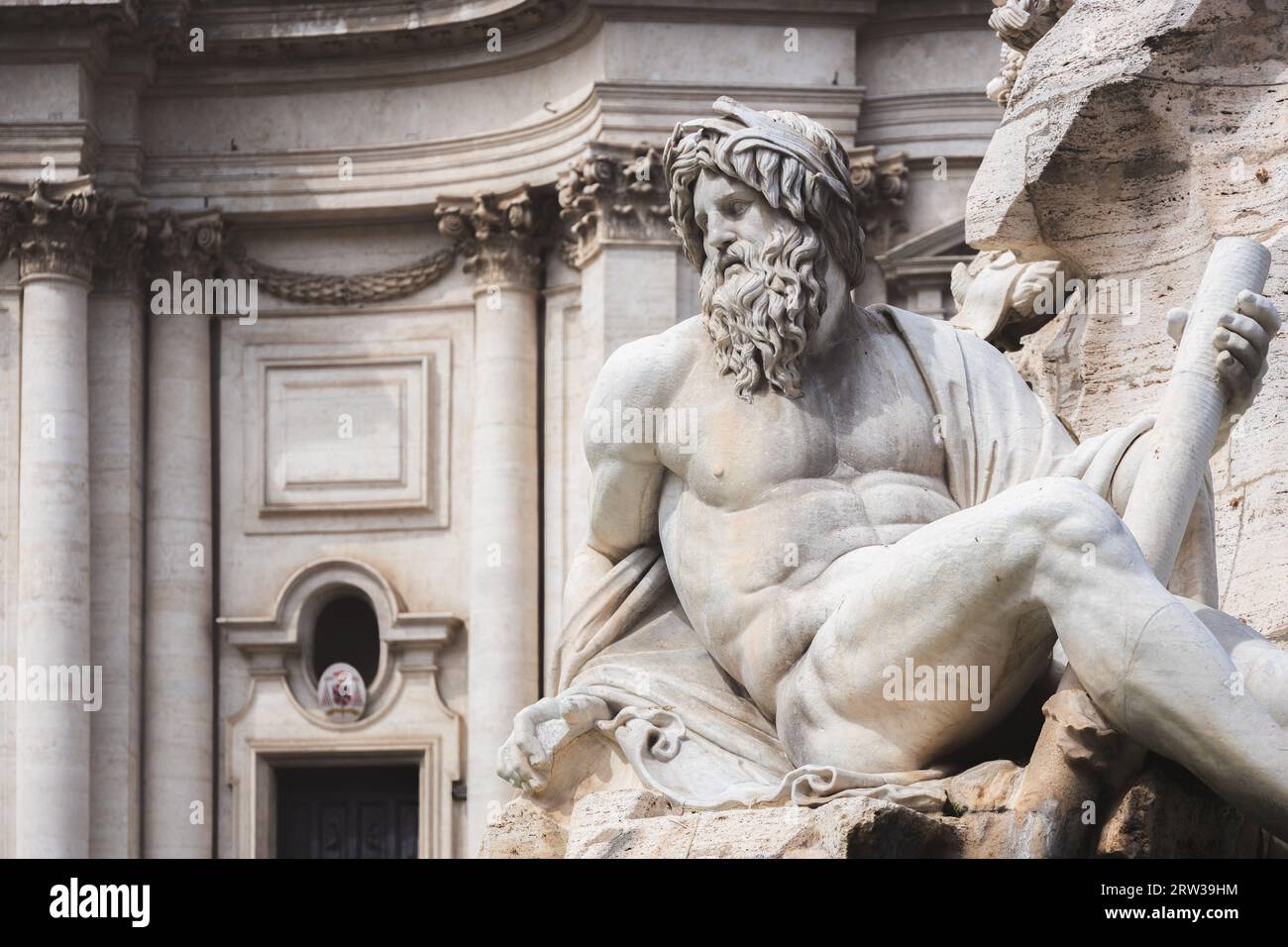 Dettaglio ravvicinato della figura biblica nella Fontana barocca scolpita del Bernini dei quattro fiumi in Piazza Navona, un popolare punto di riferimento turistico dell'epoca Foto Stock