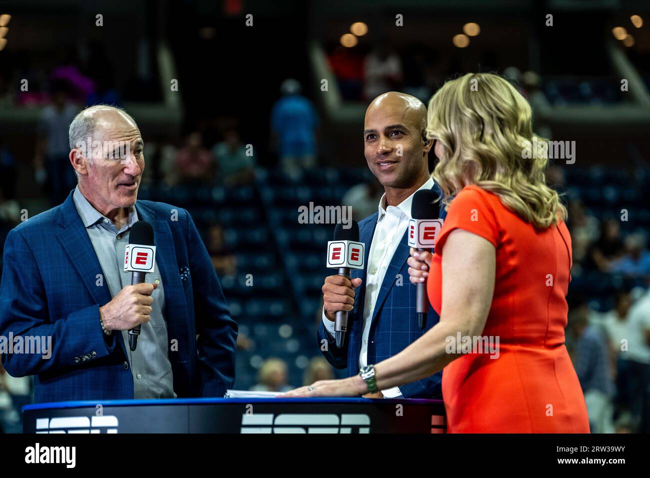 Brad Gilbert, James Blake e Rennae Stubbs, commentatori di tennis ESPN agli US Open Tennis Champipnships del 2023. Foto Stock