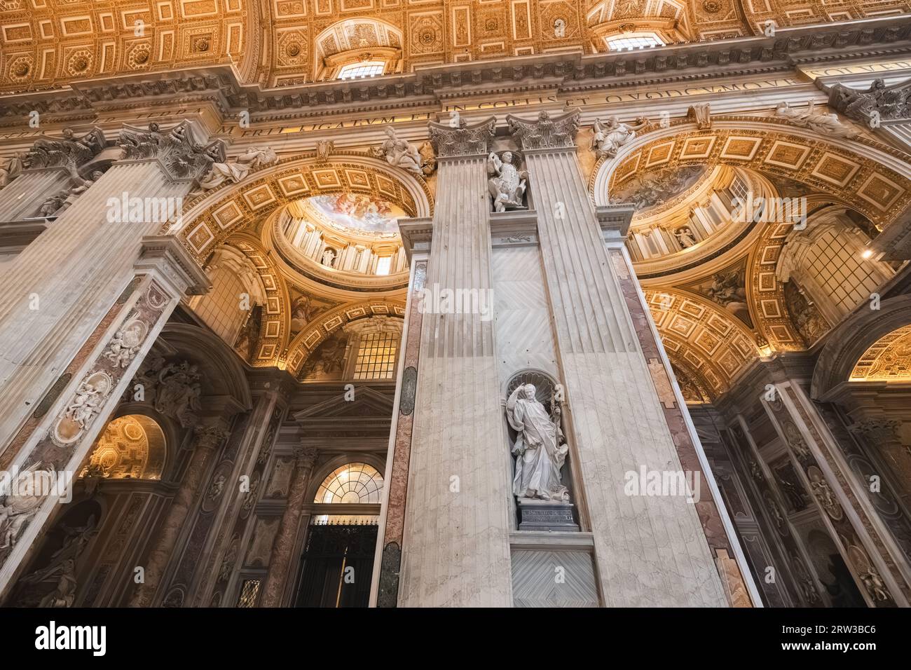 Stravagante interno della basilica di San Pietro, sede della Chiesa cattolica romana a città del Vaticano, Roma, Italia. Foto Stock