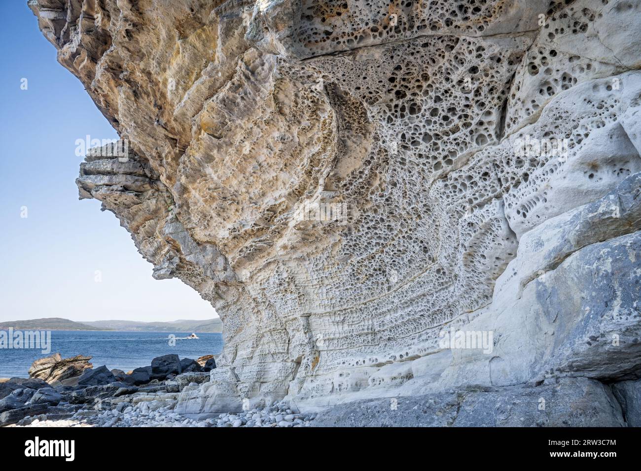 Elgol Beach, Isola di Skye, Scozia. Honeycomb Rock. Gli agenti atmosferici sono causati dall'erosione del mare e del sale. Foto Stock