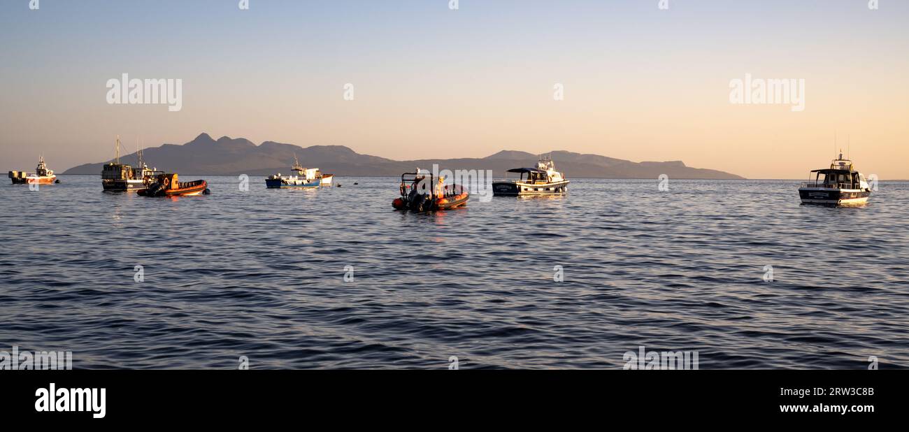 Isole di canna e Rum con barche da pesca Elgol alla luce della sera Foto Stock