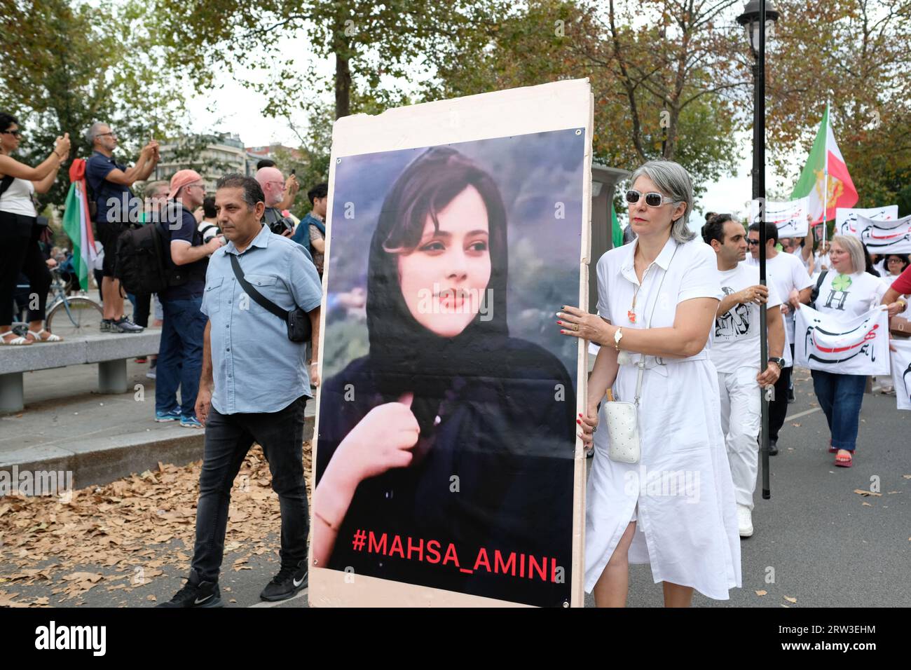 Manifestation à Paris pour le 1er anniversaire de la mort de Mahsa Amini en Iran.plusieurs centaines de personnes au départ du cortège à la Bastille Foto Stock