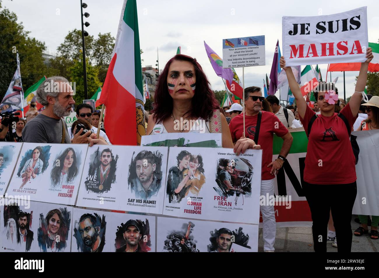 Manifestation à Paris pour le 1er anniversaire de la mort de Mahsa Amini en Iran.plusieurs centaines de personnes au départ du cortège à la Bastille Foto Stock