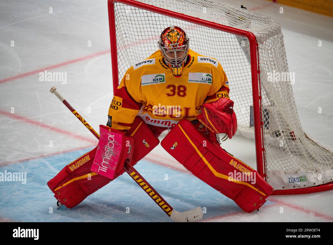 Losanna, Svizzera. 9 giugno 2023. Stepjhane Charlin (portiere) degli SCL Tigers (38) è in azione durante la partita del terzo giorno della Lega Nazionale Svizzera 203-2024 si è svolta alla Vaudoise Arena di Losanna tra Losanna HC e SCL Tigers. (Foto di: Eric Dubost/Sipa USA) credito: SIPA USA/Alamy Live News Foto Stock