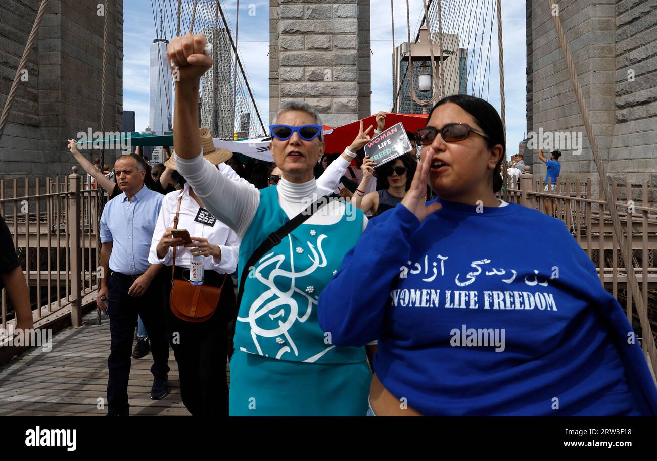 New York City, USA. 16 settembre 2023. Centesimi di marcia da Lower Manhattan a Brooklyn in segno di protesta contro il maltrattamento delle donne da parte dei regimi iraniani il 16 settembre 2023 a New York City, USA. Le proteste sono scoppiate in molte città del mondo in occasione dell'anniversario dell'uccisione di Mahsa Amini da parte della polizia della moralità iraniana. "La carta delle Nazioni Unite stabilisce che le donne devono essere libere di esercitare la propria autonomia corporea e di difendere i diritti umani fondamentali”. (Foto di John Lamparski/Sipa USA) credito: SIPA USA/Alamy Live News Foto Stock