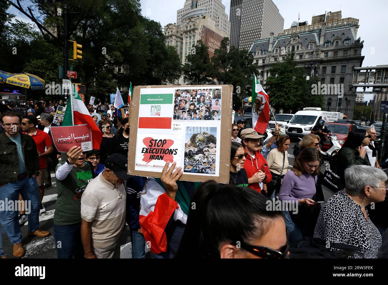 New York City, USA. 16 settembre 2023. Centesimi di marcia da Lower Manhattan a Brooklyn in segno di protesta contro il maltrattamento delle donne da parte dei regimi iraniani il 16 settembre 2023 a New York City, USA. Le proteste sono scoppiate in molte città del mondo in occasione dell'anniversario dell'uccisione di Mahsa Amini da parte della polizia della moralità iraniana. "La carta delle Nazioni Unite stabilisce che le donne devono essere libere di esercitare la propria autonomia corporea e di difendere i diritti umani fondamentali”. (Foto di John Lamparski/Sipa USA) credito: SIPA USA/Alamy Live News Foto Stock