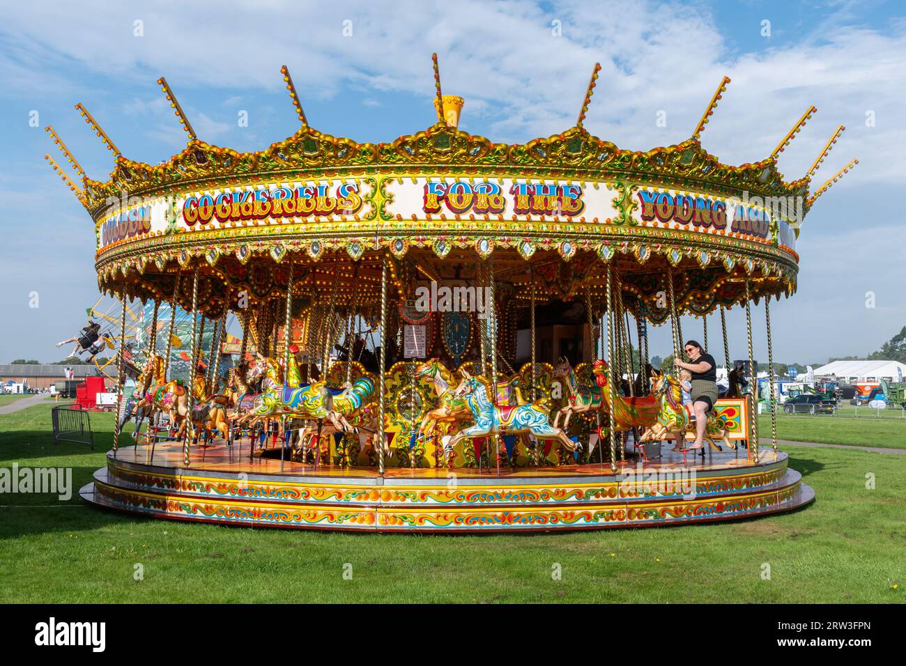 16 settembre 2023. Newbury Show è tornato oggi per la prima volta dopo la pandemia. L'evento si è svolto nel fine settimana del 16 e 17 settembre al Newbury Showground, Berkshire, Inghilterra, dopo un intervallo di tre anni. Lo spettacolo, chiamato anche Royal County of Berkshire Show, è stato organizzato dalla Newbury & District Agricultural Society, ed è stato ben frequentato. una tradizionale giostra o rotatoria con cavalli su e giù nella zona fieristica. Foto Stock 16 settembre 2023. Newbury Show è tornato oggi per la prima volta dopo la pandemia. L'evento si è svolto nel fine settimana del 16 e 17 settembre al Newbury Showground, Berkshire, Inghilterra, dopo un intervallo di tre anni. Lo spettacolo, chiamato anche Royal County of Berkshire Show, è stato organizzato dalla Newbury & District Agricultural Society, ed è stato ben frequentato. una tradizionale giostra o rotatoria con cavalli su e giù nella zona fieristica. Foto Stock