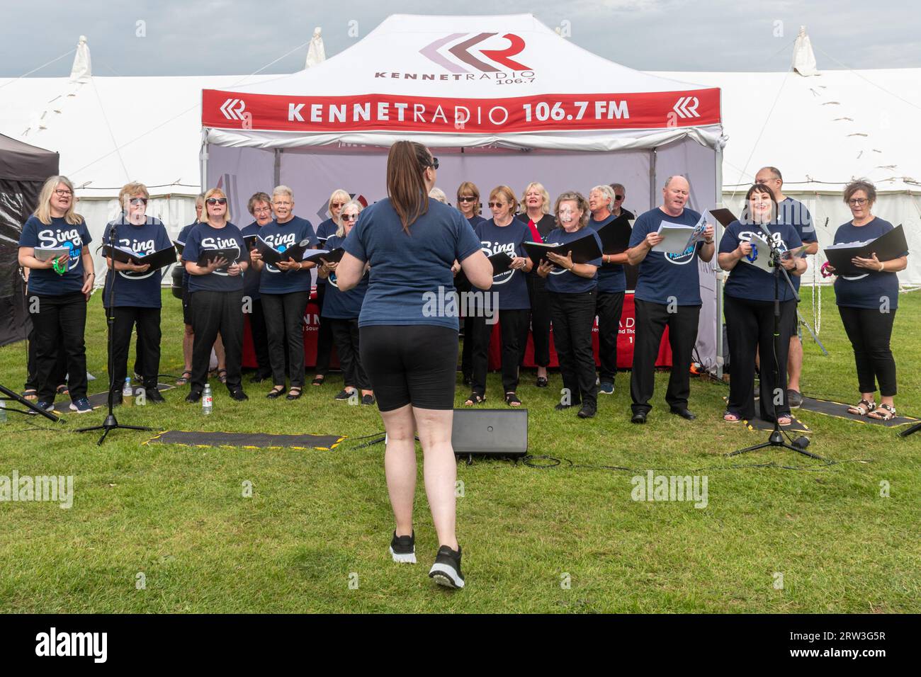 16 settembre 2023. Newbury Show è tornato oggi per la prima volta dopo la pandemia. L'evento si è svolto nel fine settimana del 16 e 17 settembre al Newbury Showground, Berkshire, Inghilterra, dopo un intervallo di tre anni. Lo spettacolo, chiamato anche Royal County of Berkshire Show, è stato organizzato dalla Newbury & District Agricultural Society, ed è stato ben frequentato. Coro comunitario chiamato Sing for Fun Foto Stock 16 settembre 2023. Newbury Show è tornato oggi per la prima volta dopo la pandemia. L'evento si è svolto nel fine settimana del 16 e 17 settembre al Newbury Showground, Berkshire, Inghilterra, dopo un intervallo di tre anni. Lo spettacolo, chiamato anche Royal County of Berkshire Show, è stato organizzato dalla Newbury & District Agricultural Society, ed è stato ben frequentato. Coro comunitario chiamato Sing for Fun Foto Stock