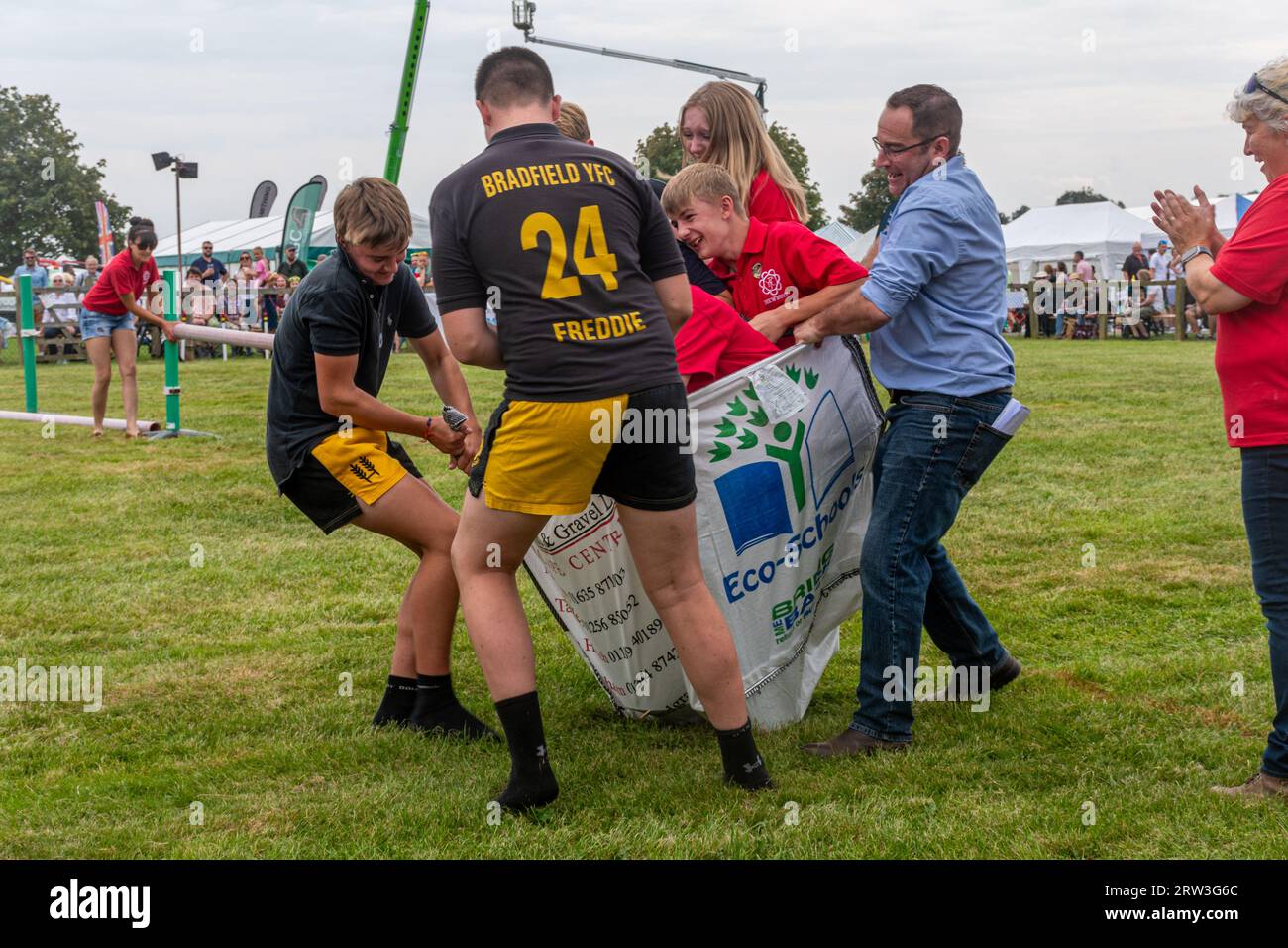 16 settembre 2023. Newbury Show è tornato oggi per la prima volta dopo la pandemia. L'evento si è svolto nel fine settimana del 16 e 17 settembre al Newbury Showground, Berkshire, Inghilterra, dopo un intervallo di tre anni. Lo spettacolo, chiamato anche Royal County of Berkshire Show, è stato organizzato dalla Newbury & District Agricultural Society, ed è stato ben frequentato. I membri dei Young Farmers Clubs di Bradfield e Newbury si divertono a partecipare a gare. Foto Stock