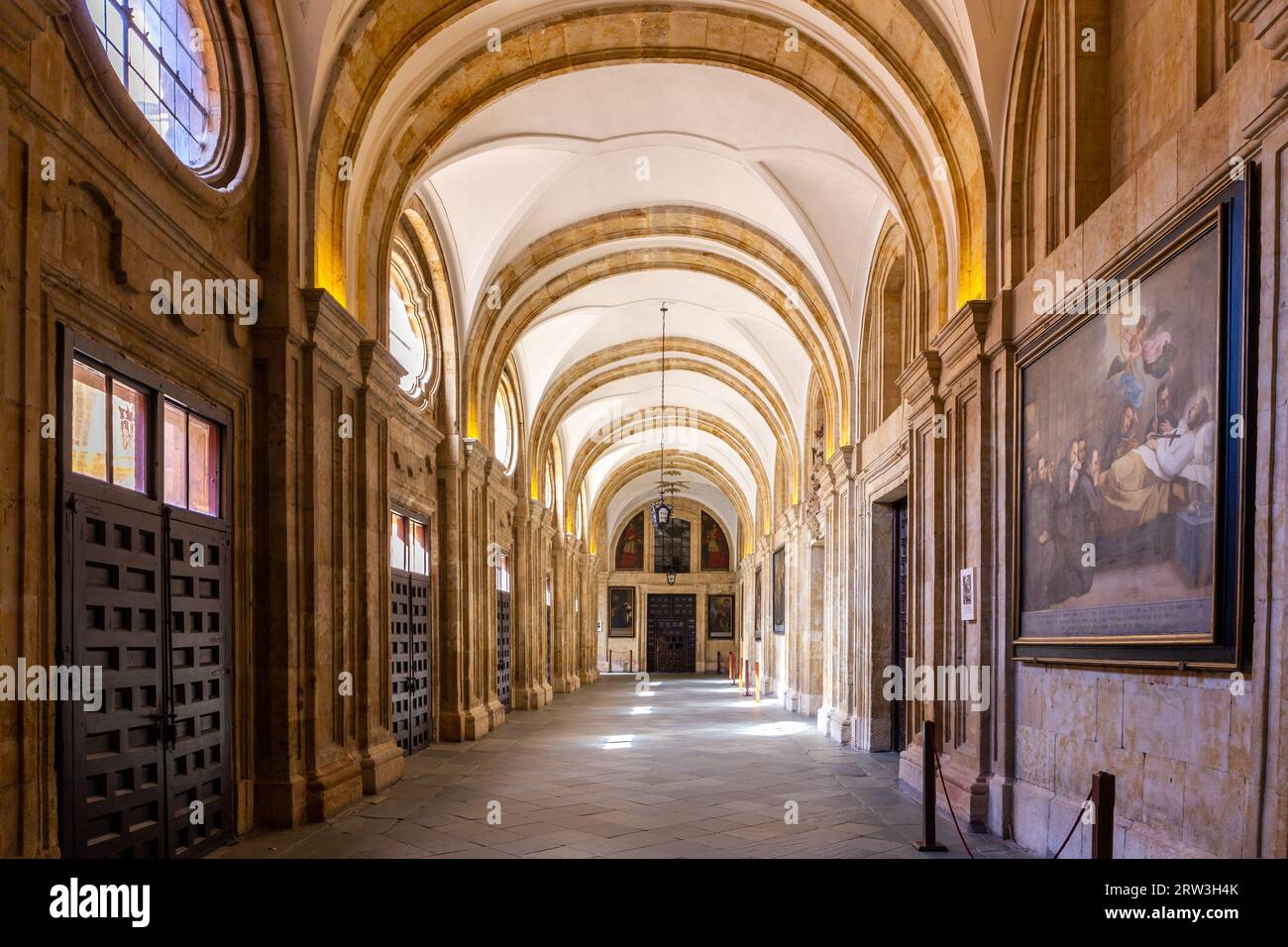 Salamanca, Spagna, 06.10.21. La chiesa di la Clerecia, vista interna della sala del chiostro in pietra con dipinti. Foto Stock