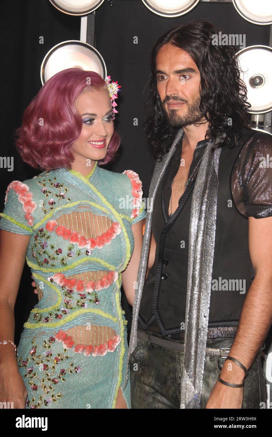 MIAMI BEACH, Florida - DICEMBRE 31: Russell Brand ha chiesto il divorzio da Katy Perry. TMZ ha imparato. Nei documenti, archiviati in L.A., Brand cita "differenze inconciliabili". I due si sposarono il 23 ottobre 2010 in India. Non hanno figli. I documenti di divorzio dicono che ci sono "beni di proprietà della comunità" -- è un segno che potrebbe non esserci un prenup, o se CE n'è uno, non copre tutti i guadagni e gli altri beni che hanno accumulato. I documenti non indicano una data in cui la coppia si separa. Russell ha rilasciato una dichiarazione, sostenendo che, 'purtroppo, Katy ed io stiamo finendo il nostro matrimonio. Adorerò sempre lei e.. Foto Stock