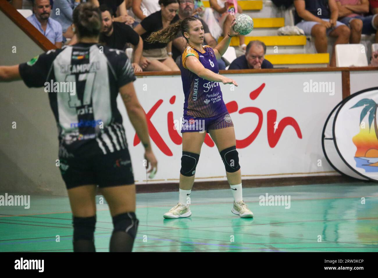 Gijon, Spagna, 16 settembre 2023: la giocatrice di Motive.co Gijon Balonmano la Calzada, Lorena Zarco (6) con la palla durante la terza giornata della Liga Guerrreras Iberdrola 2023-24 tra Motive.co Gijon Balonmano la Calzada e la Costa del Sol Malaga, il 26 settembre 2023, nel Padiglione Arena, a Gijón, Spagna. Credito: Alberto Brevers / Alamy Live News. Foto Stock