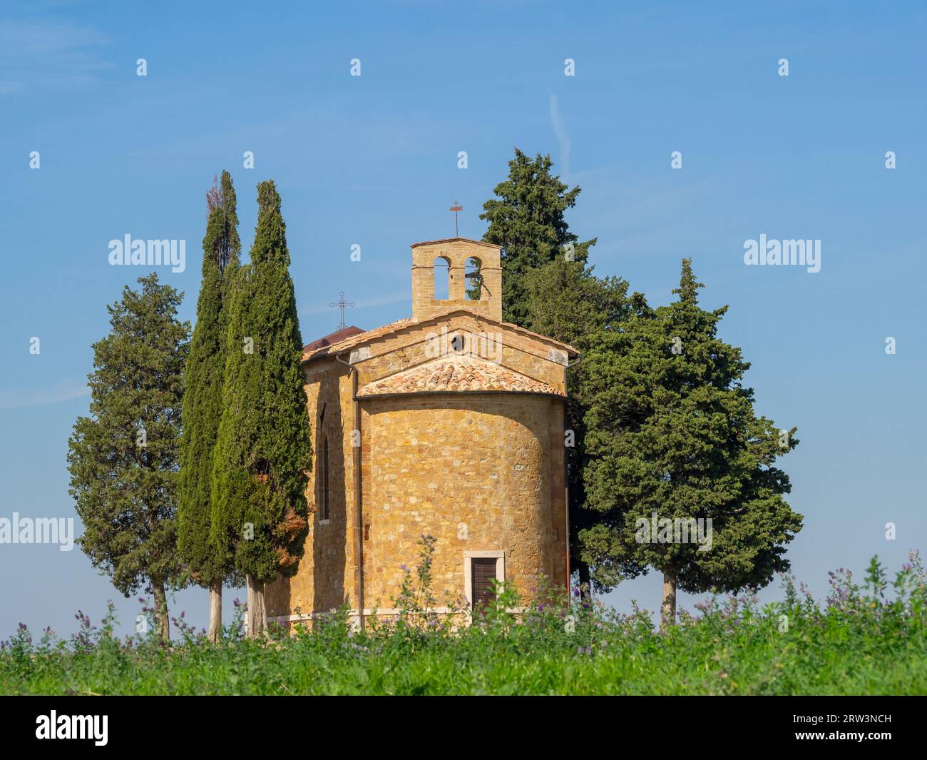 Cappella della Madonna della Vialeta sopra i verdi campi di erba Foto Stock