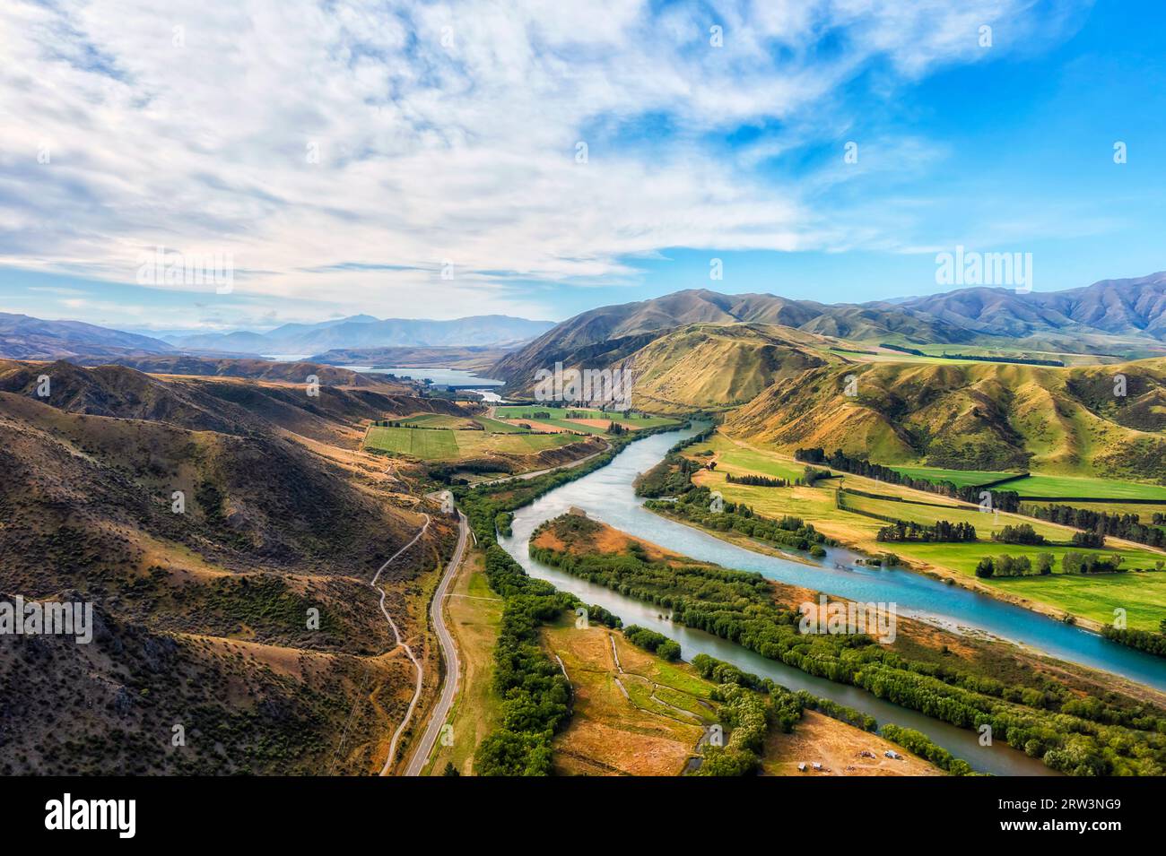 Fiume Waitaki nella panoramica area montana dell'Isola Sud in nuova Zelanda intorno alla città di Kurow. Foto Stock
