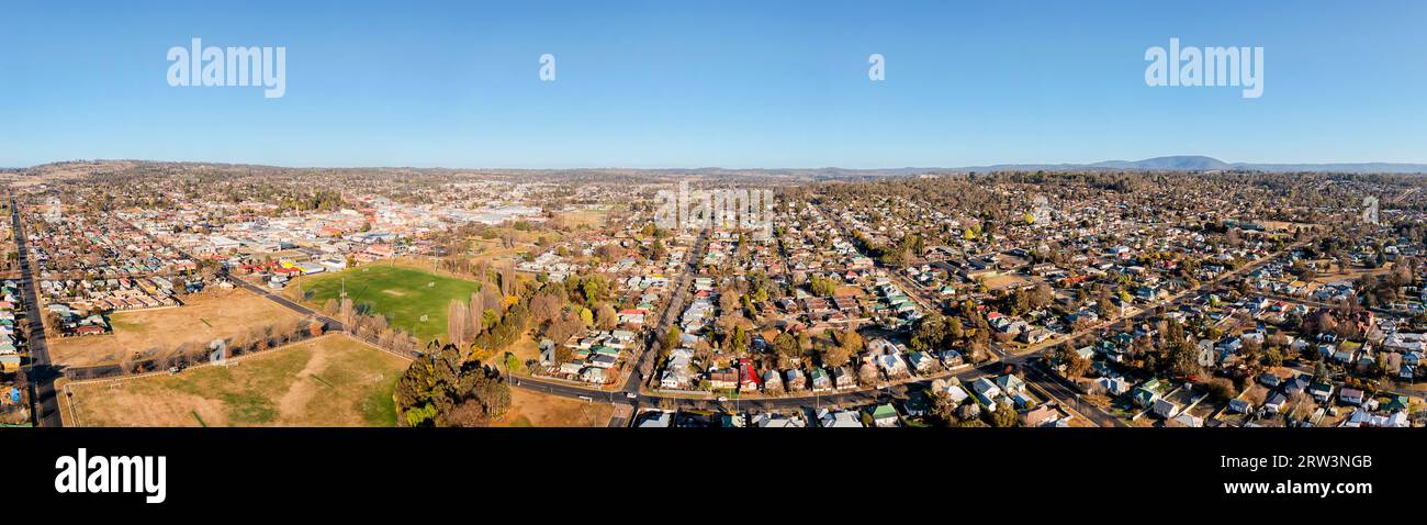 Panorama aereo delle pianure della città di Armidale sull'altopiano della grande catena divisoria in Australia. Foto Stock