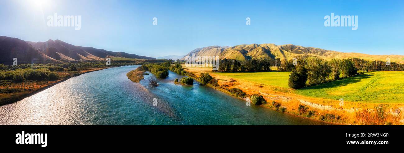 Valle del fiume Waitaki nella città di Kurow in nuova Zelanda, nella regione delle montagne, clima estivo soleggiato. Foto Stock