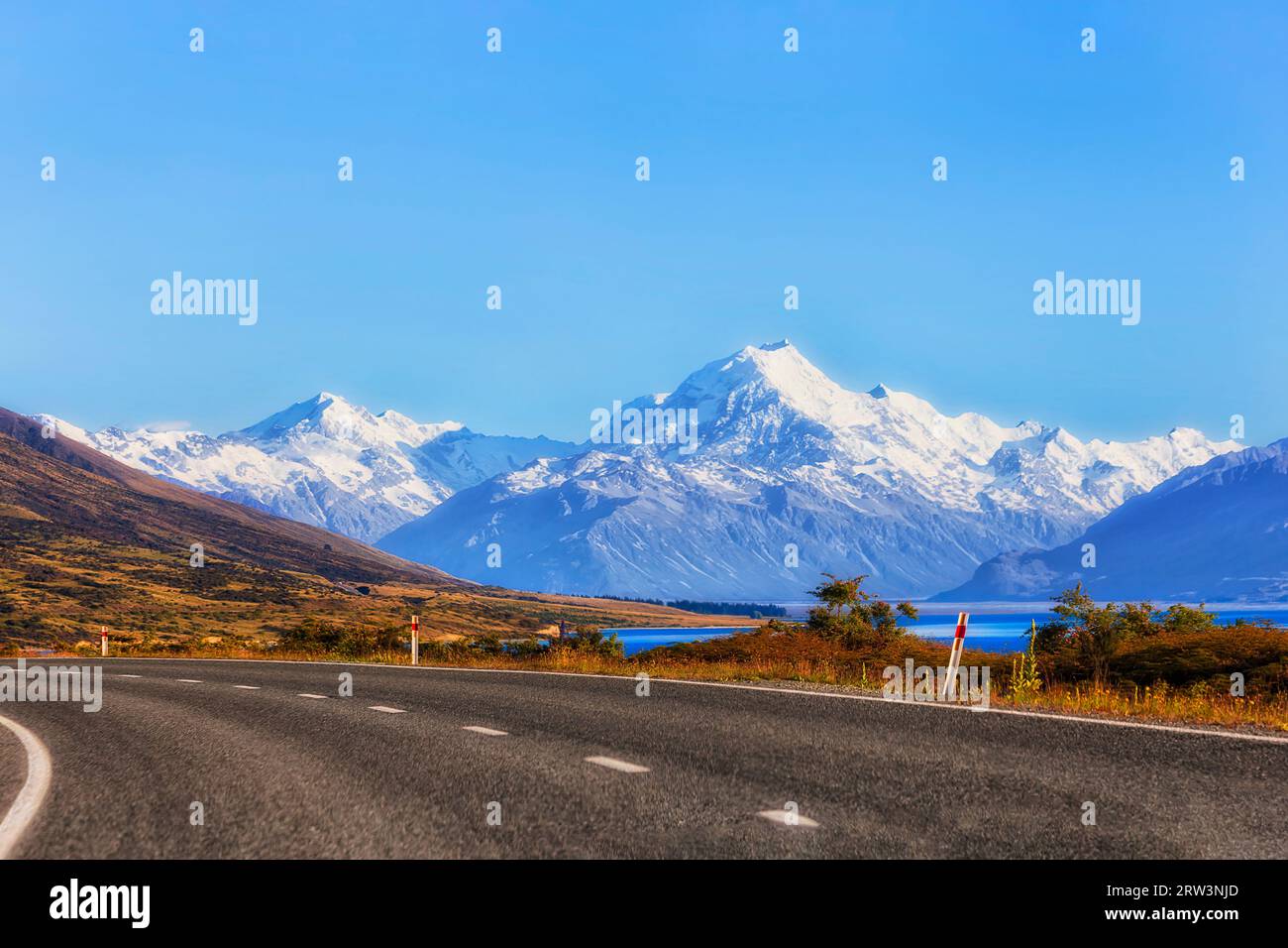 Autostrada 80 del lago Pukaki in nuova Zelanda fino al monte Cook - viaggio turistico panoramico sotto il cielo azzurro. Foto Stock