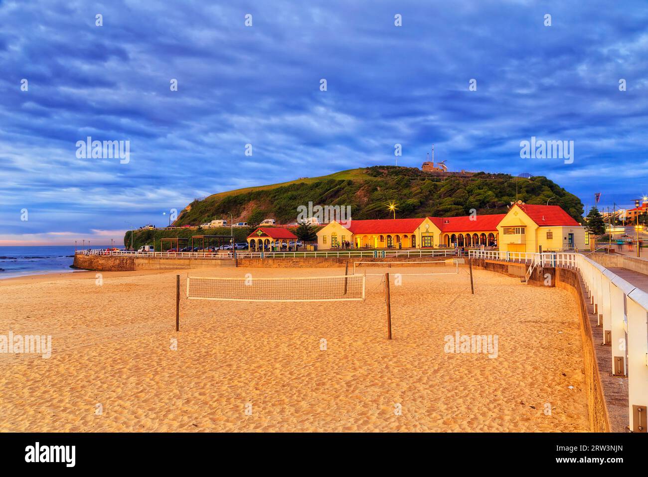 Bagni pubblici sulla spiaggia di Nobbys e campi sportivi ricreativi nella città australiana di Newcastle all'alba. Foto Stock