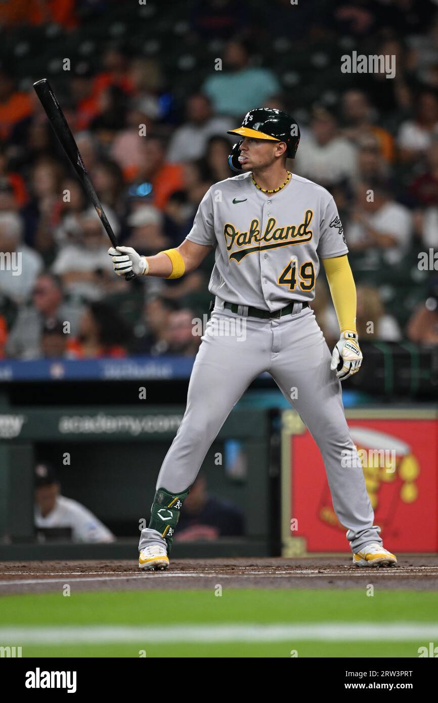 Ryan Noda (49), prima base degli Oakland Athletics, lancia una bolla mentre si prepara a battere in cima al primo inning della partita della MLB tra gli Oakland Foto Stock